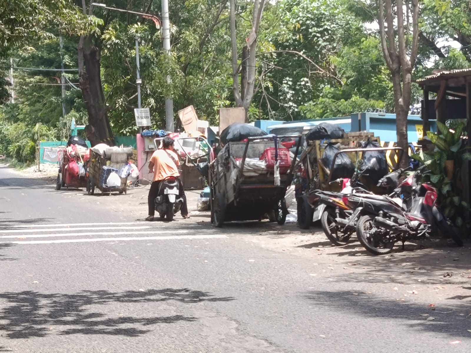 <div><strong>Wali Murid Protes Sampah Kiriman Tambaksari Membludak Di Depan Gerbang&nbsp; Sekolah</strong></div>