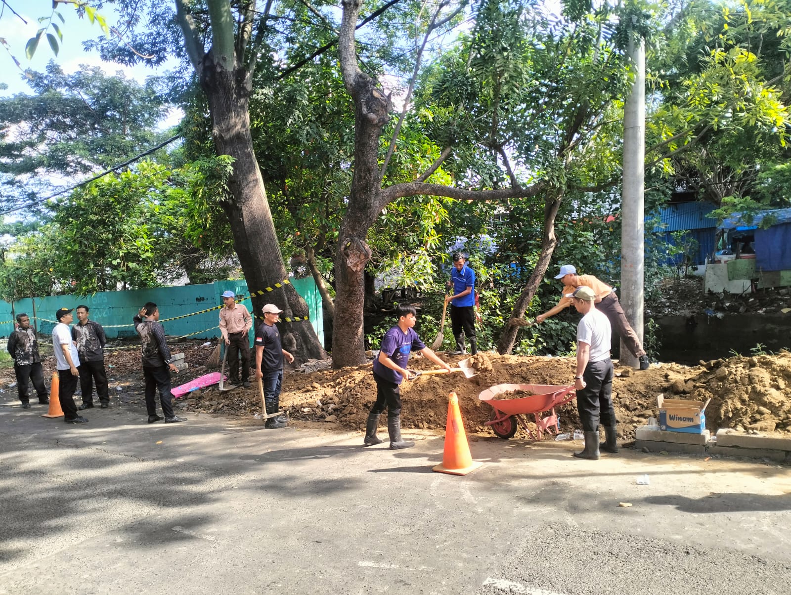 <div><strong>Kepala Sekolah SMKN 5 didesak menutup Terkait Sampah Di Depan Sekolah Yang Menggagu Belajar Mengajar</strong></div>